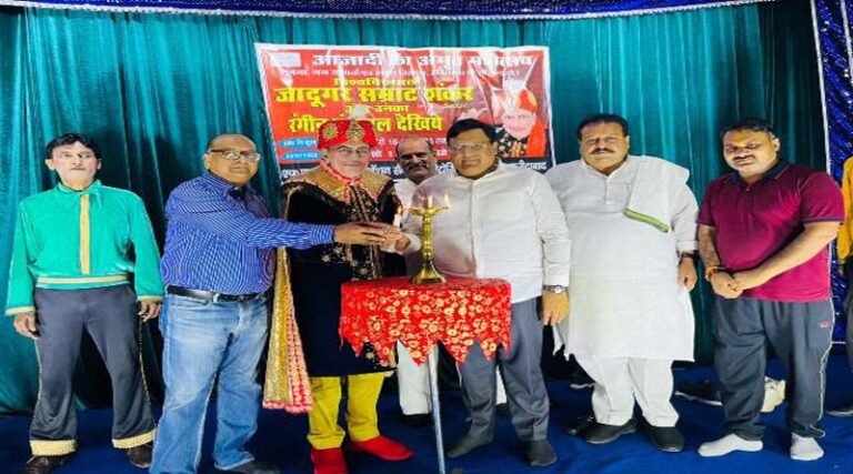 पूर्व कैबिनेट मंत्री विपुल गोयल ने दीप प्रज्जवलित कर किया जादुई शो का शुभारंभ